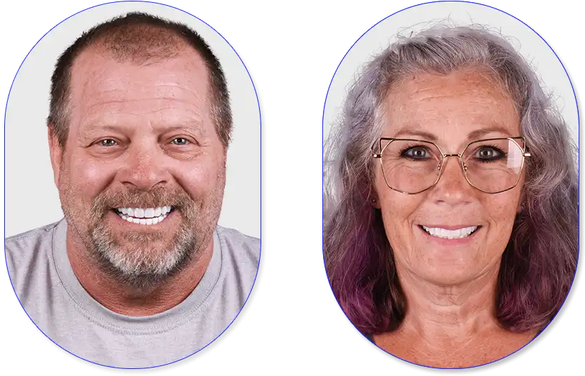 Pacientes masculino y femenino felices después de recibir coronas dentales en Dental Expressions