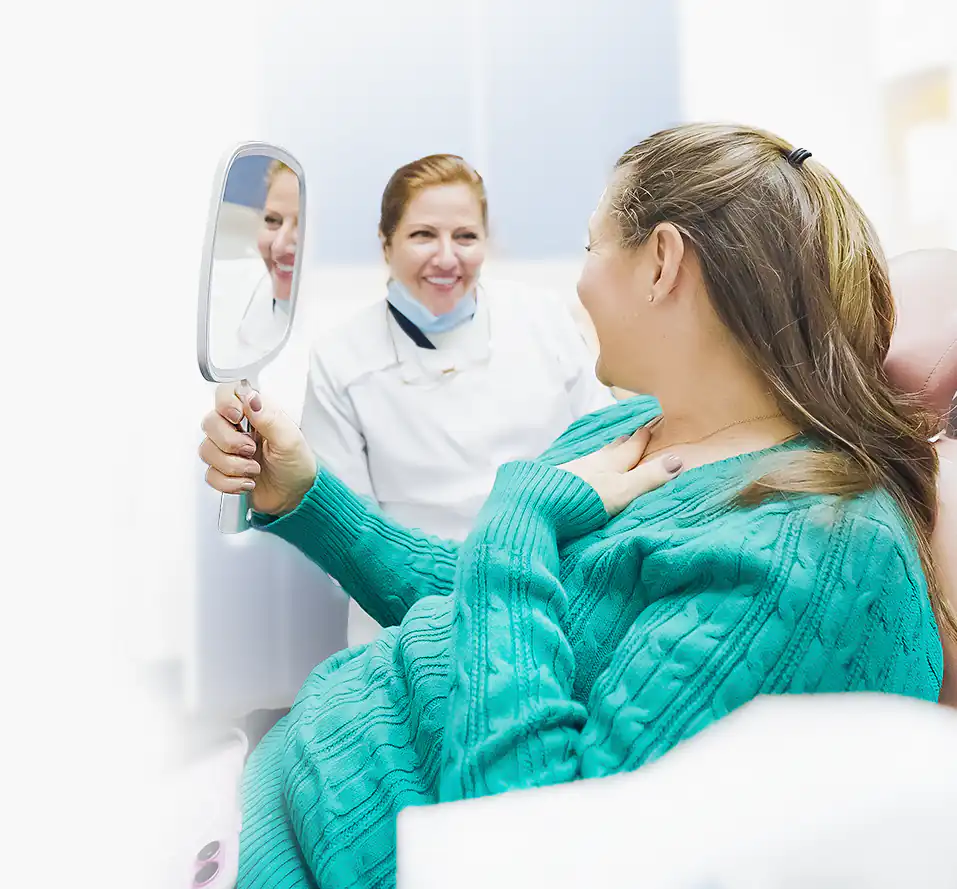 Dr. Irma Gavaldon y paciente surante una consulta dental