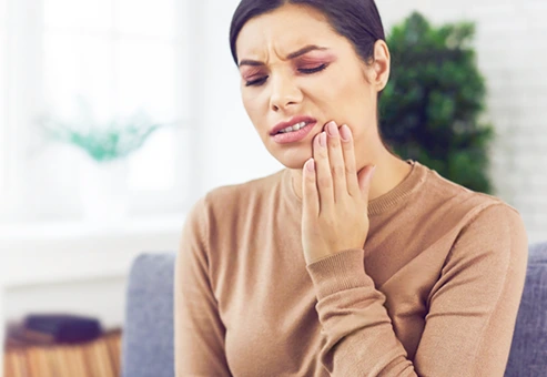 Persona con fuerte dolor de dientes