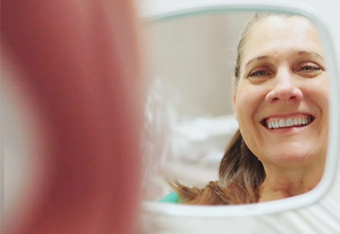 Paciente feliz después de su visita y tratamiento de carillas en Dental Expressions