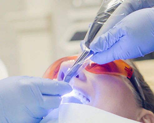 Paciente en preparación para su endodoncia dental