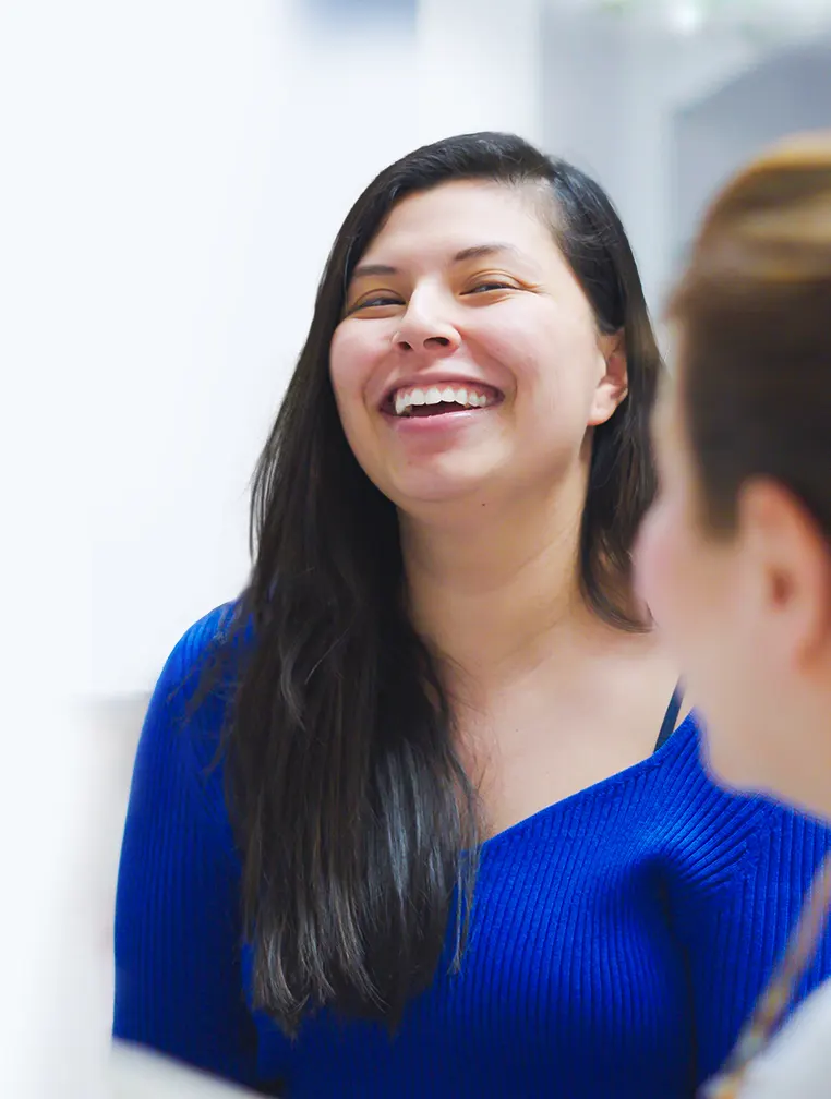 Paciente mostratndo su nueva sonrisa