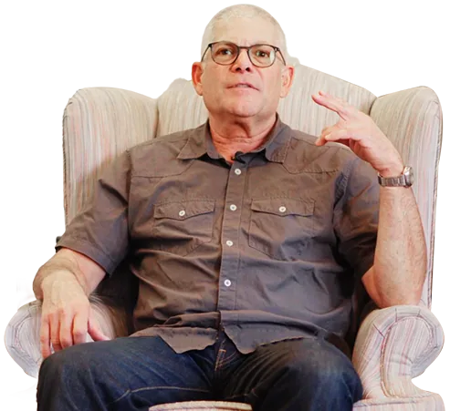 Paciente feliz tras extracción segura de amalgama en Dental Expressions