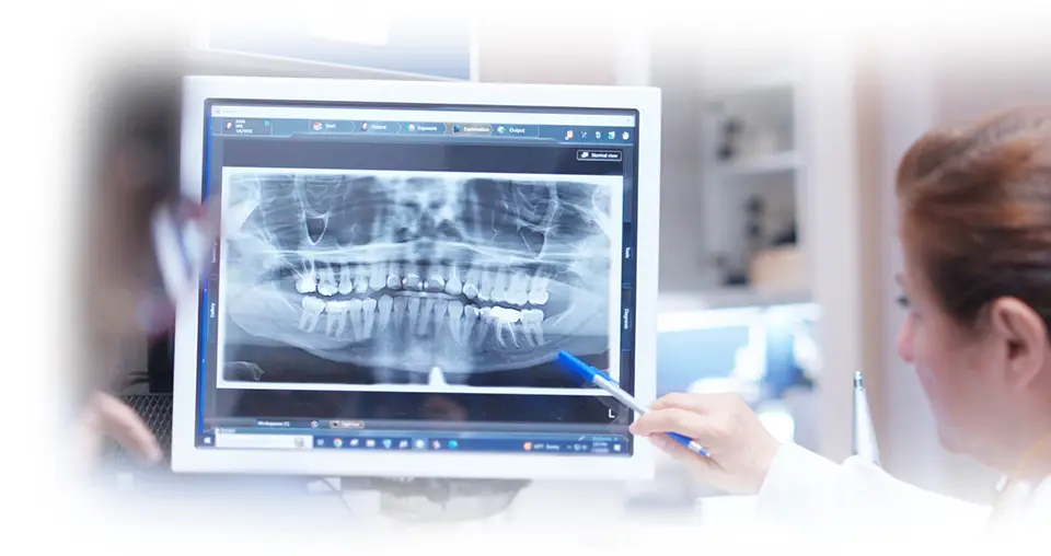 Dra. Irma explica el plan de tratamiento al paciente