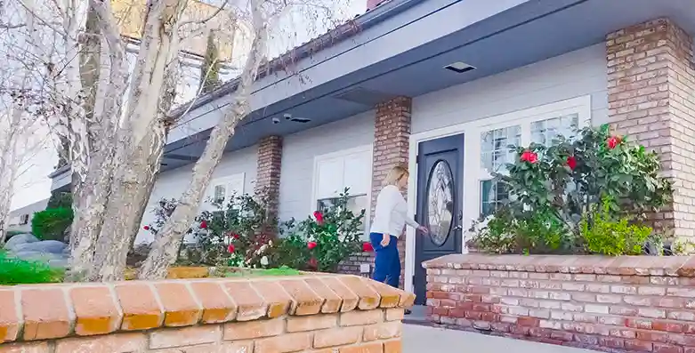 Paciente caminando en la entrada de la clinica Dental Expressions