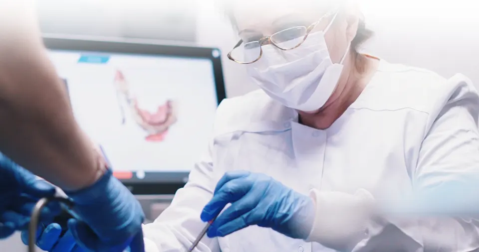 Dr. Irma Gavaldon realizando una extracción en consultorio de Dental Expressions