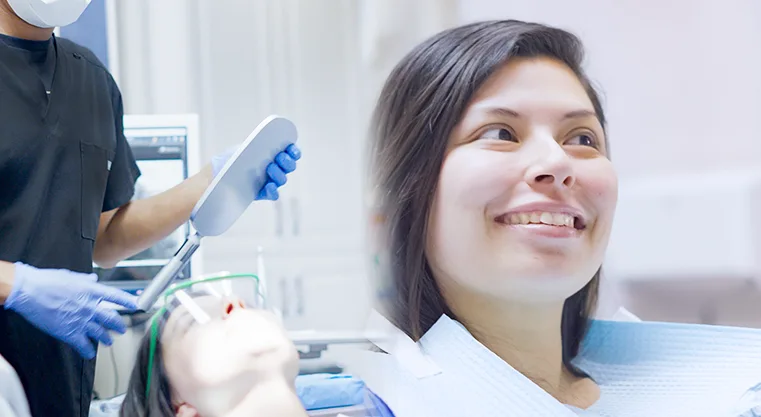 Paciente en el consultorio de Dental Expressions antes de iniciar con su tratamiento dental