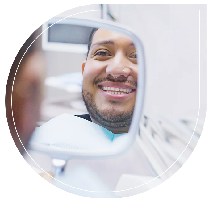 Paciente feliz después de recibir sus resinas estéticas en Dental Expressions