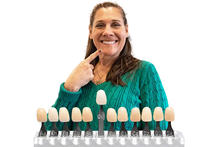 Paciente de Dental Expressions mostrando sus carillas dentales